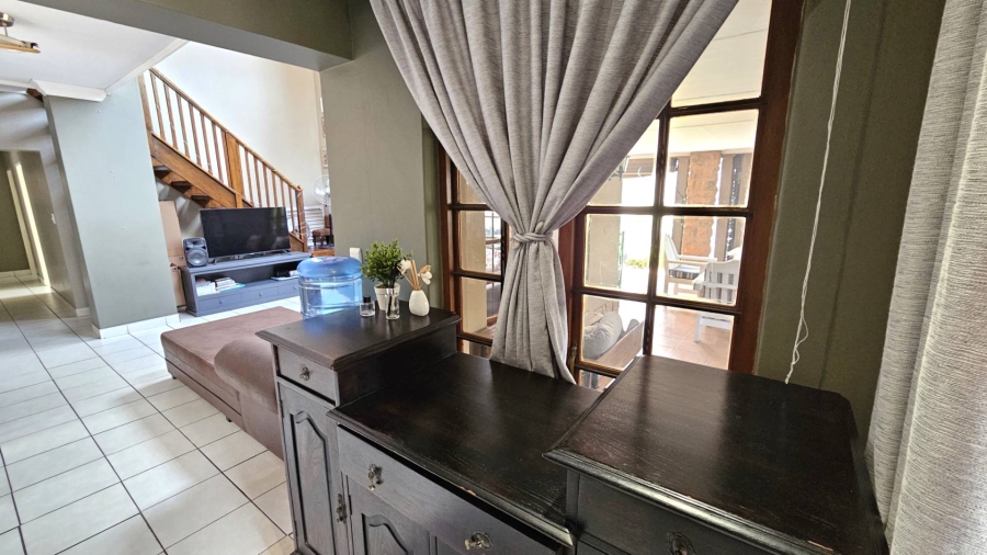 To Let 3 Bedroom Property for Rent in Meerhof North West